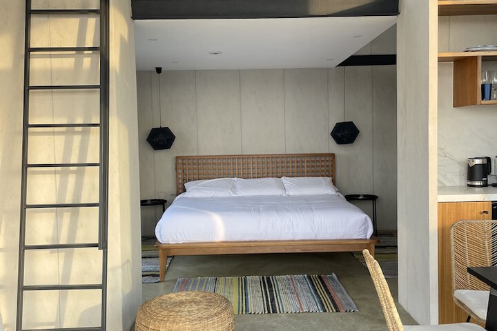 Room 8 of 125