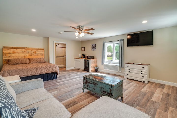 Studio Stay w / Deck in Missouri Wine Country