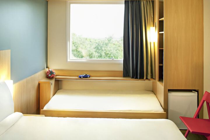 Room 8 of 18