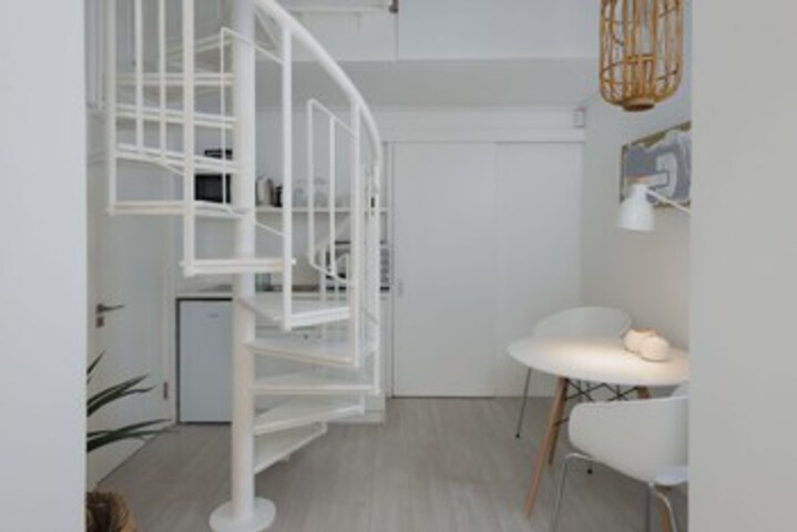 Room 8 of 12