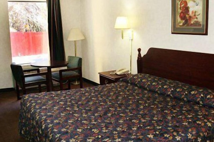 1 King Bed (4 of 10)
