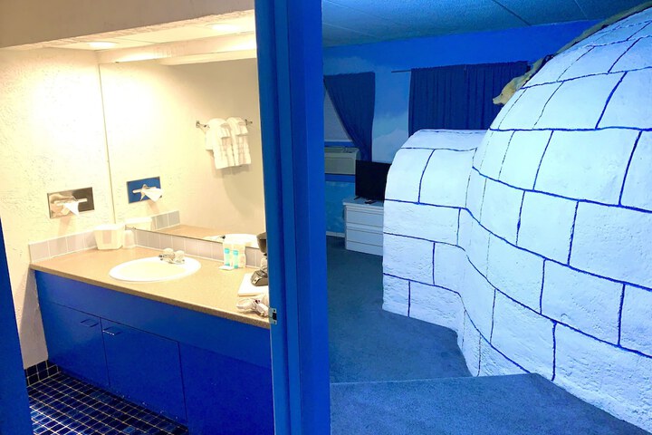 Blue King Bed Main Floor (119 of 180)