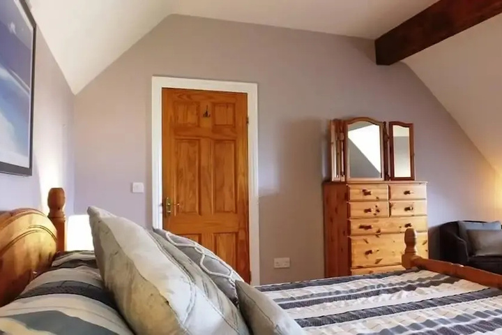 Room 4 of 16