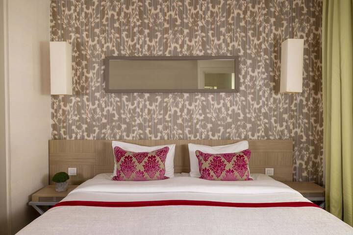 Room 13 of 30