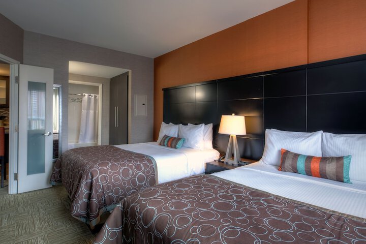1 Queen Studio Suite Full Kitchen Single Sofa Bed (27 of 28)