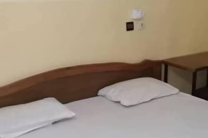 Room 7 of 16
