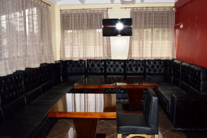Lounge 25 of 32