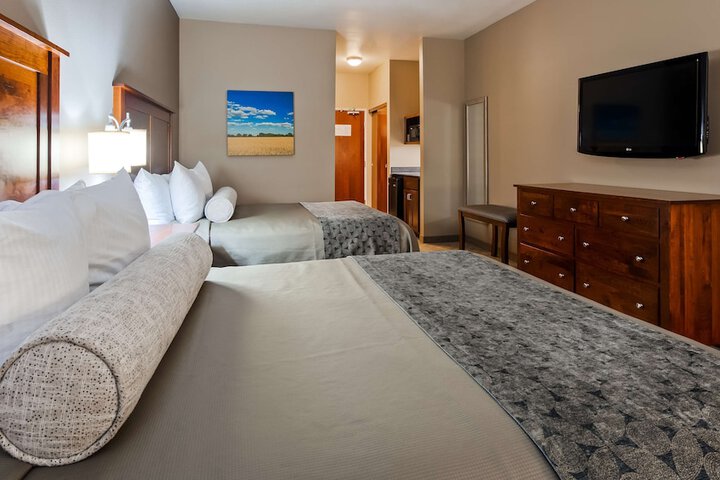 Accessible 2 Queen Mobility Accessible Communication Assistance Bathtub Microwave and Refrigerator WiFi Full Breakfast (10 of 15)