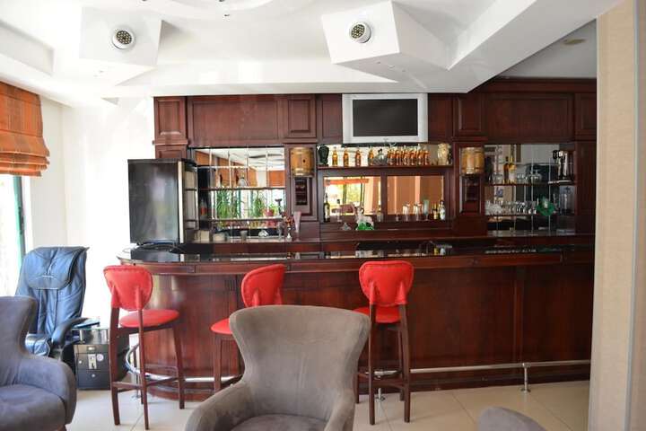 Lounge 11 of 17
