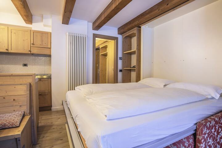 Room 3 of 32