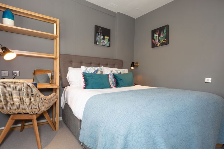 Room 4 of 9