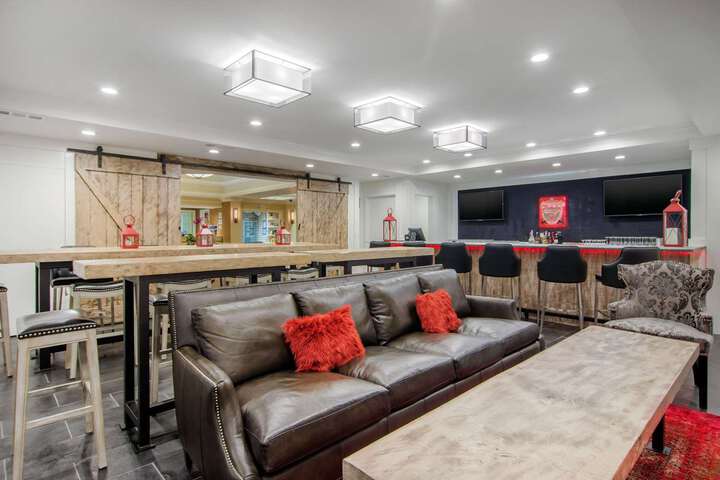 Lounge 10 of 32