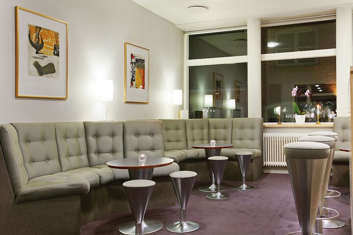 Lounge 41 of 55