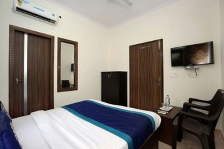 Room 14 of 22