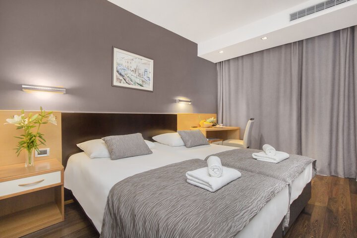 Room 29 of 53