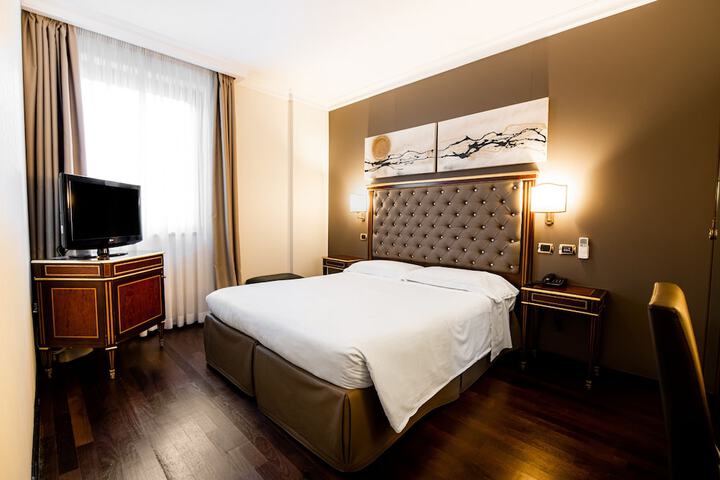 Room 34 of 185