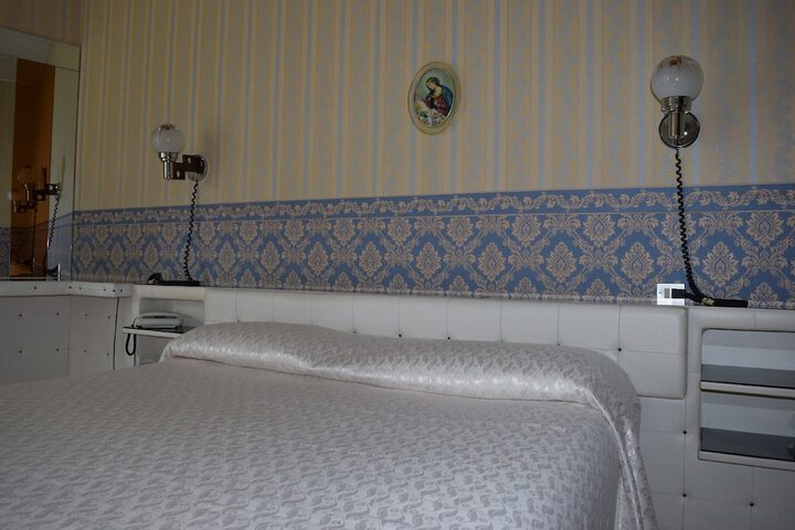 Room 6 of 17