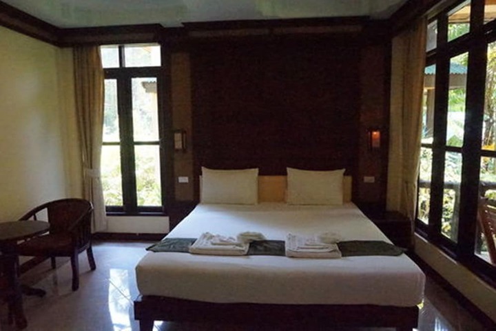Room 12 of 80