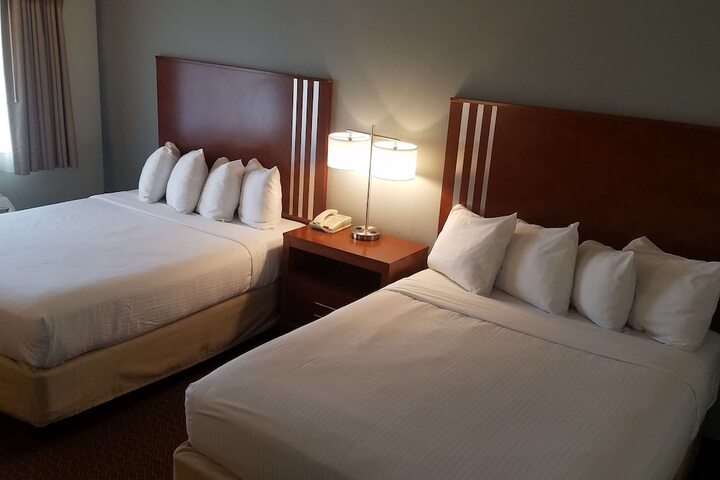 2 Queen Beds Flat Screen Television Microwave and Refrigerator High Speed Internet Accessible Continental Breakfast (3 of 8)
