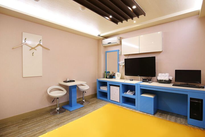 Room 28 of 52