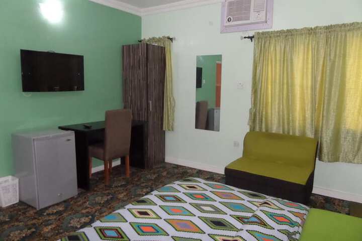 Room 8 of 9