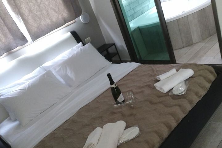 Room 5 of 8