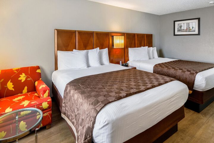 2 Queen Beds (2 of 9)