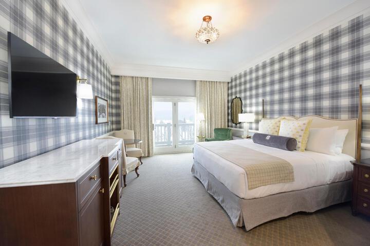 Deluxe Room 1 King Bed (32 of 35)