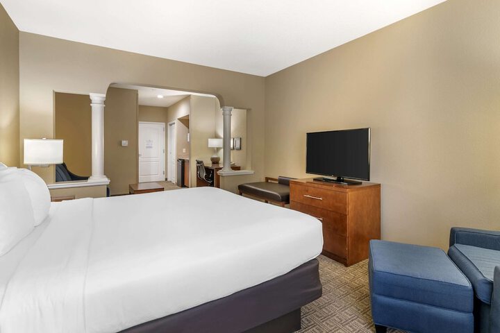 1 King Bed (6 of 18)