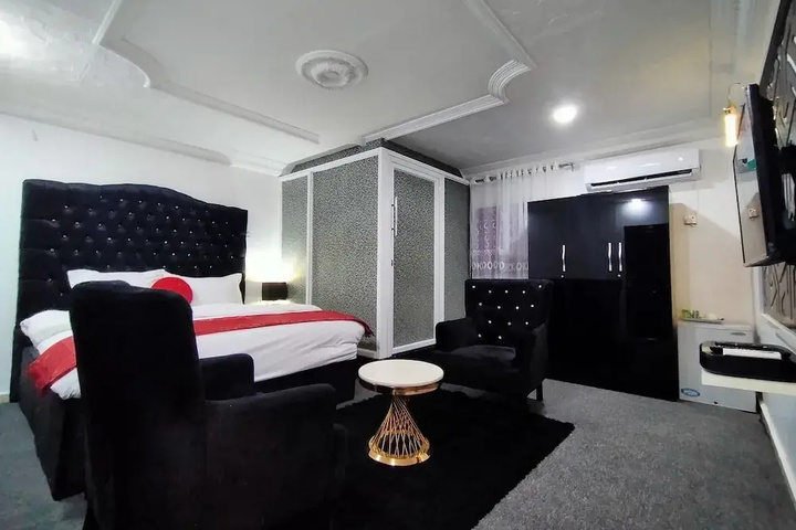 Room 10 of 14