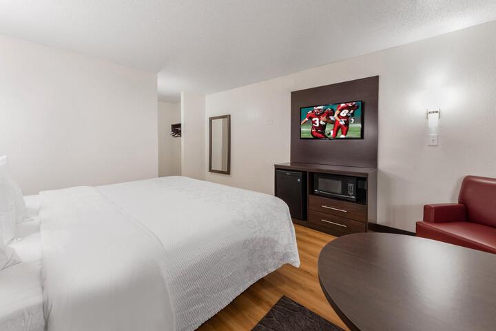 Deluxe King Bed Accessible (6 of 7)
