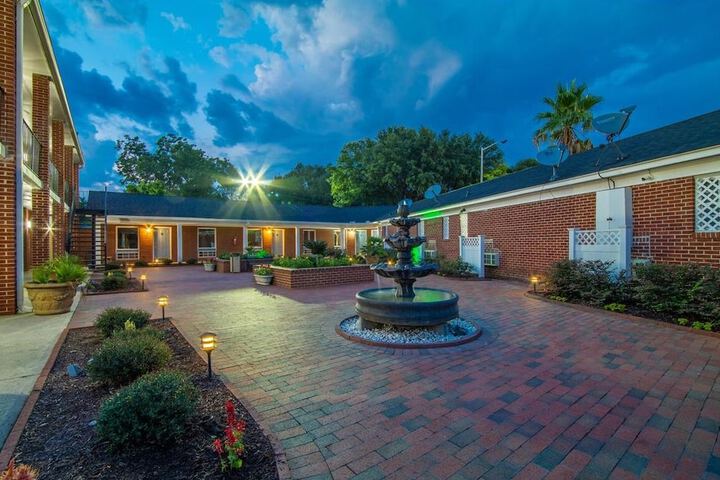 Hotel Exterior 14 of 27