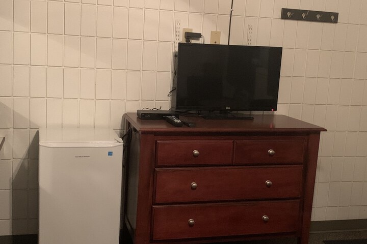 Room 6 of 12