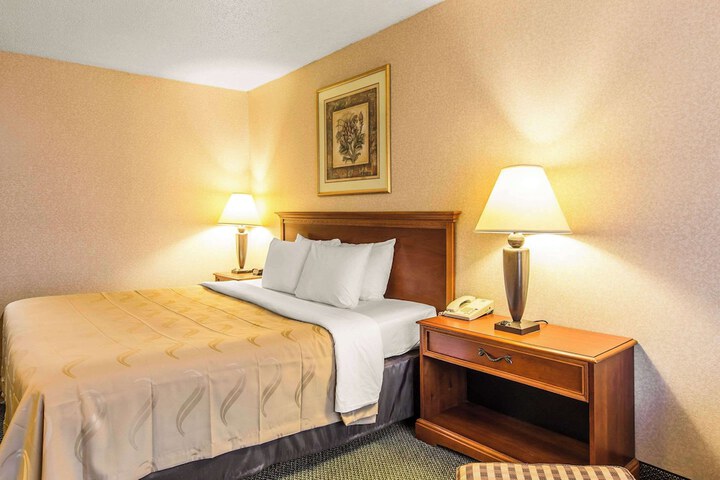 1 Double Bed Accessible (9 of 12)