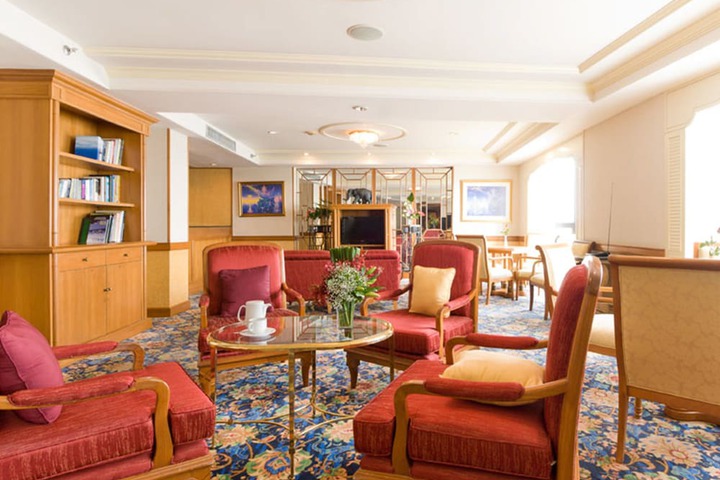 Lounge 143 of 176