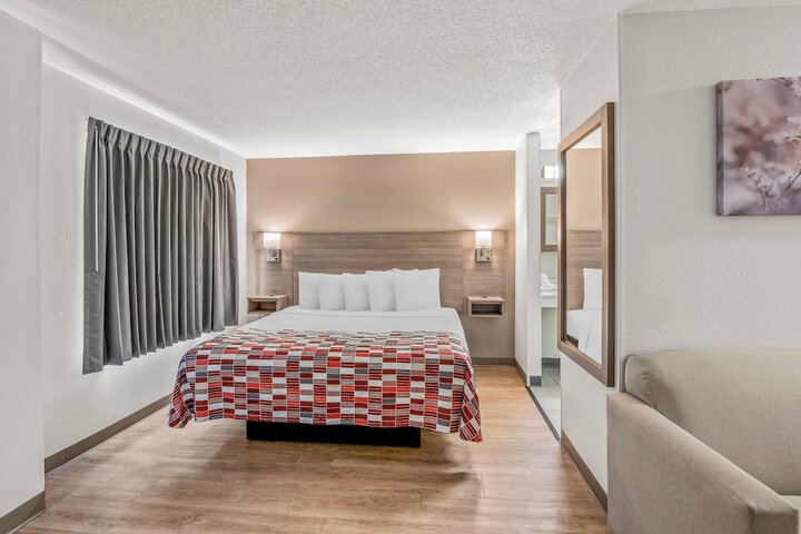 Deluxe King Bed (8 of 20)