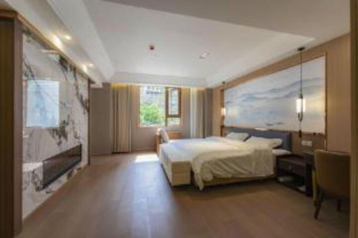 Room 7 of 8