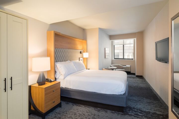 1 Cali King Bed Comm Mobility Accessible Tran Shower (3 of 14)