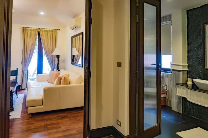 Room 8 of 93