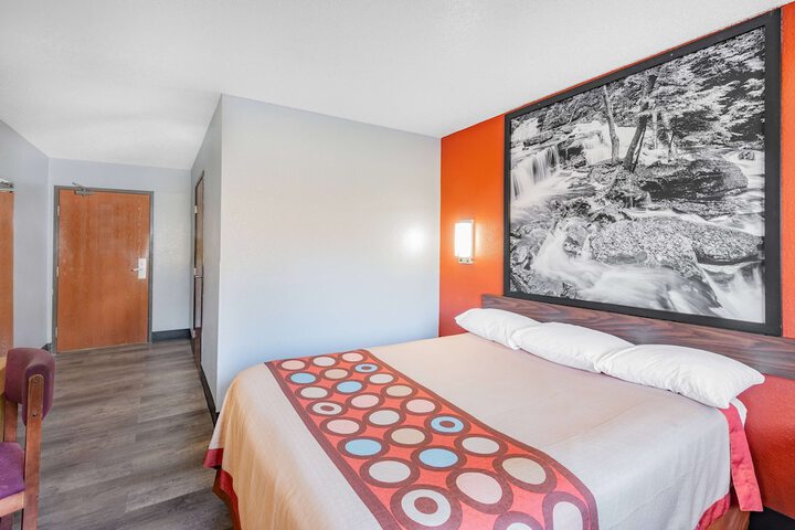 1 Queen Bed (9 of 12)