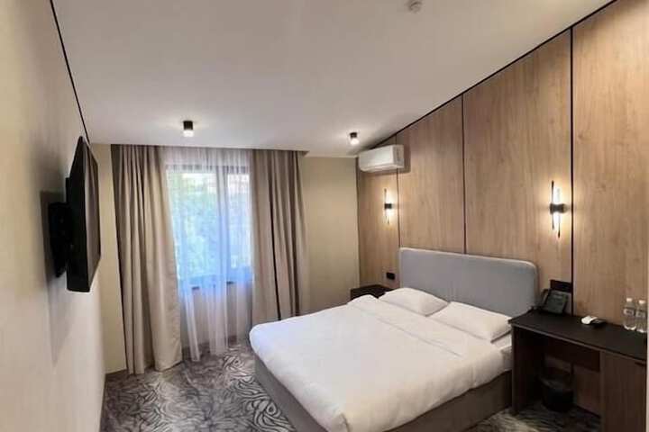Room 2 of 33
