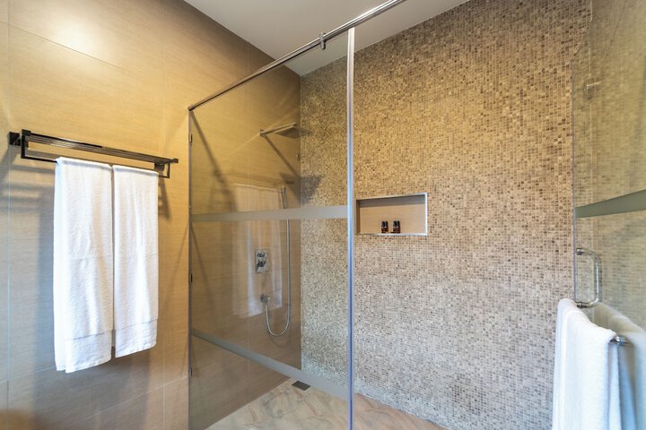 Room 10 of 28