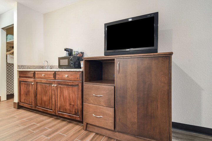 1 King Bed Microwave and Refrigerator Work Desk WiFi Full Breakfast (2 of 12)