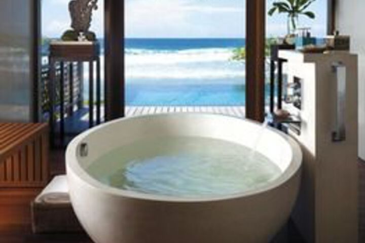 Deep Soaking Bathtub