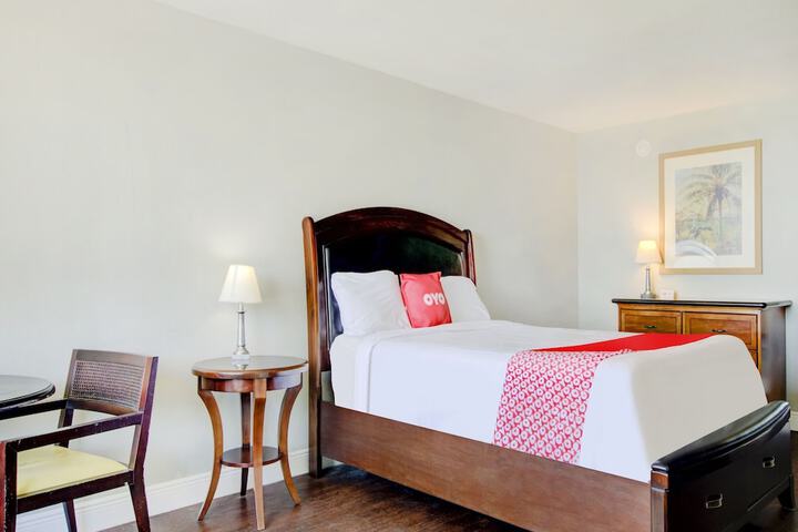 Deluxe King Bed (8 of 11)