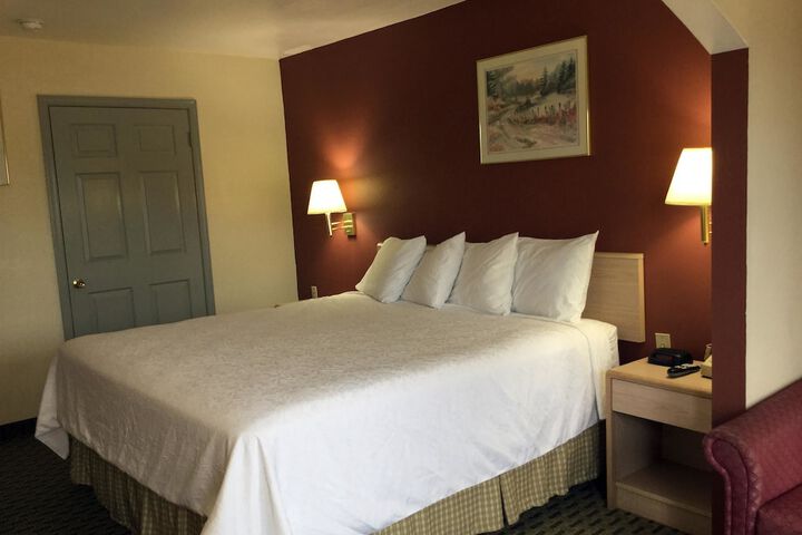 1 King Bed Accessible (12 of 12)