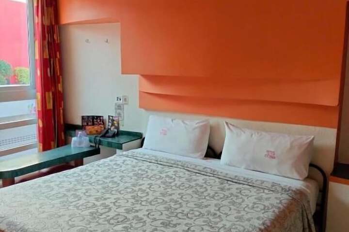 Room 4 of 10