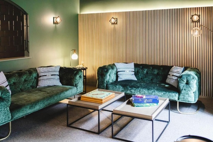 Lounge 76 of 86