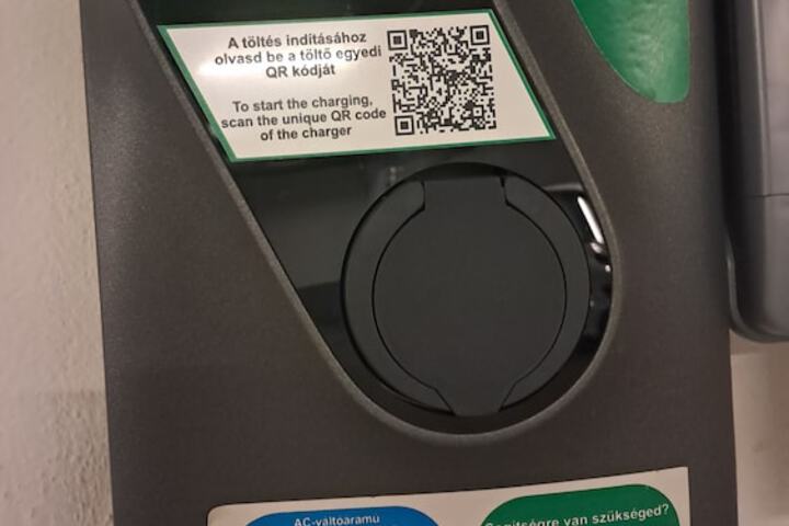 Electric vehicle charging station