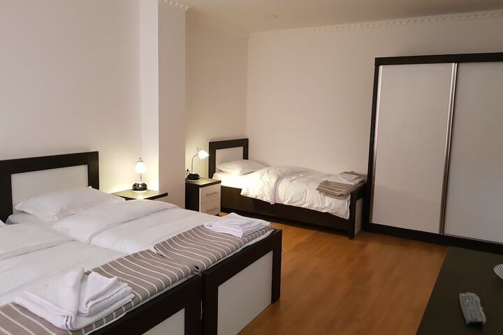 Room 6 of 8